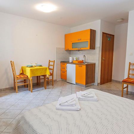 Apartments Baricevic Bol Bagian luar foto