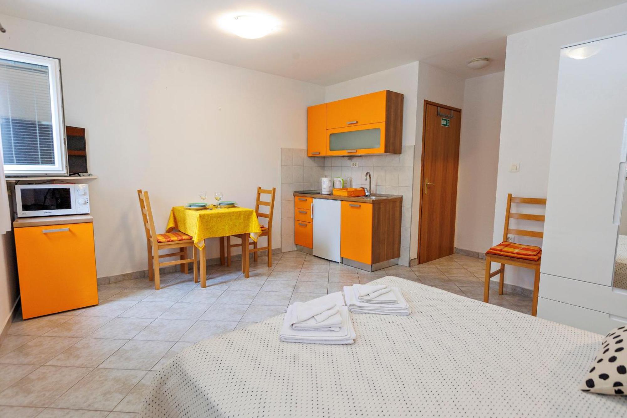 Apartments Baricevic Bol Bagian luar foto