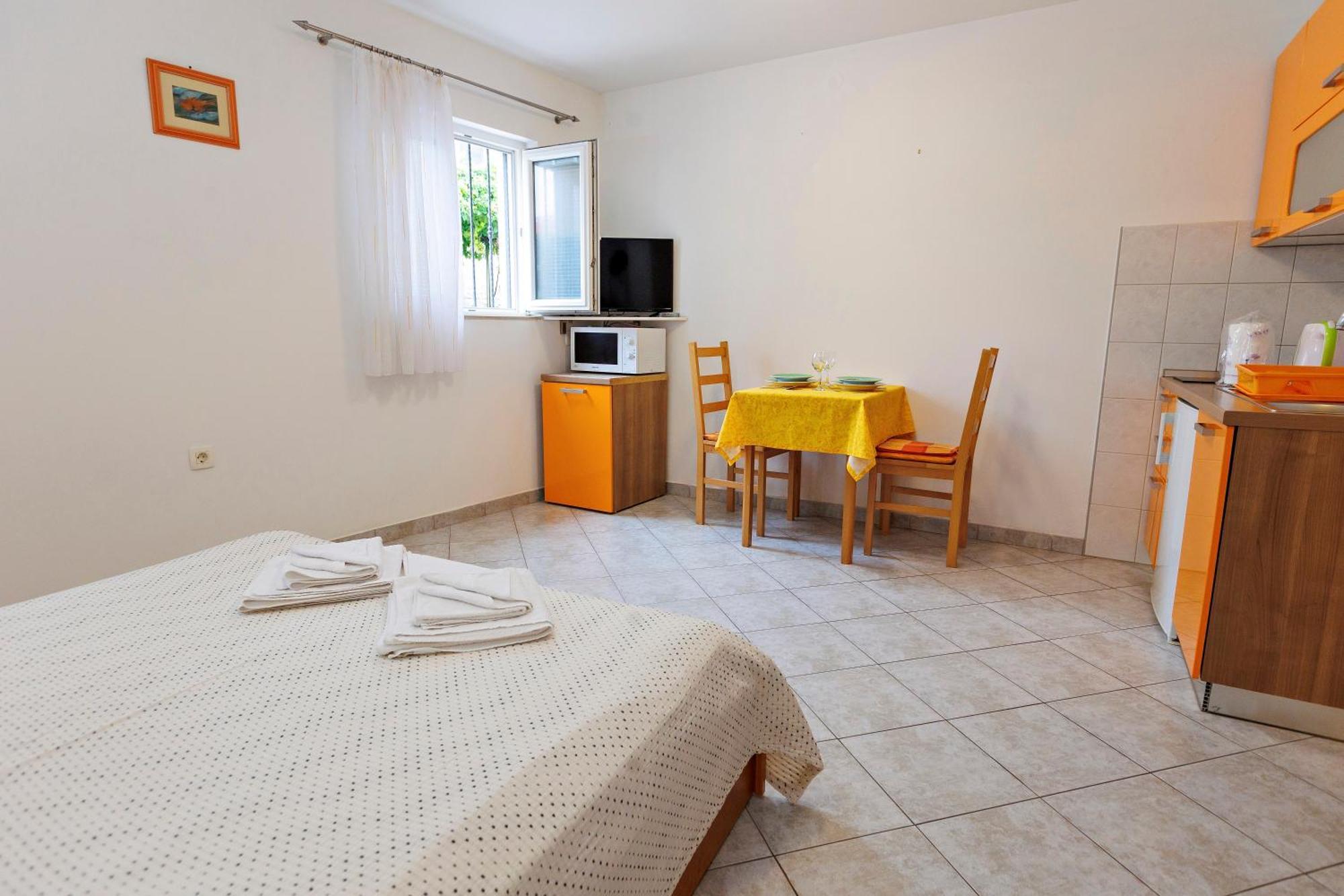 Apartments Baricevic Bol Bagian luar foto