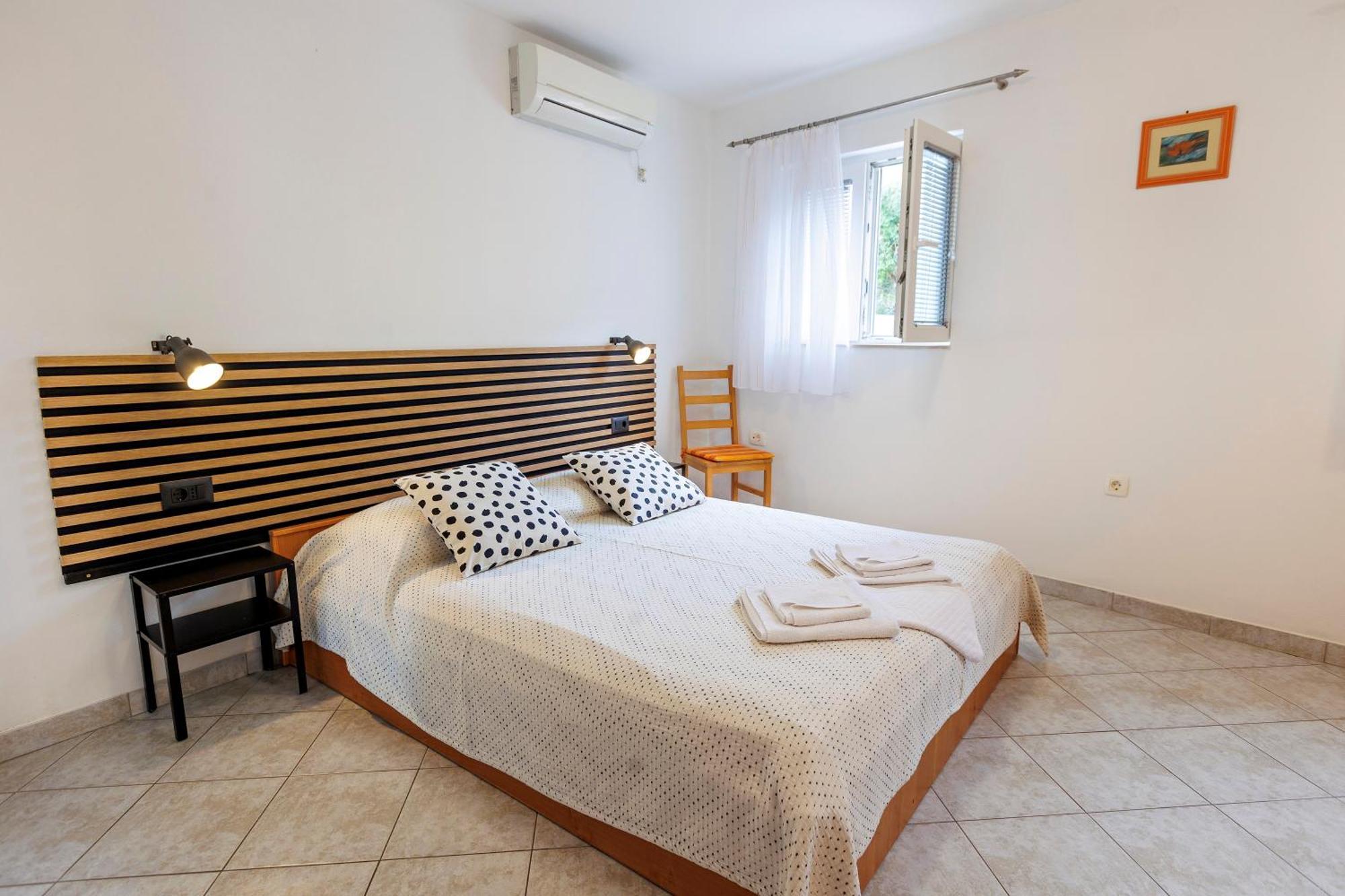 Apartments Baricevic Bol Bagian luar foto