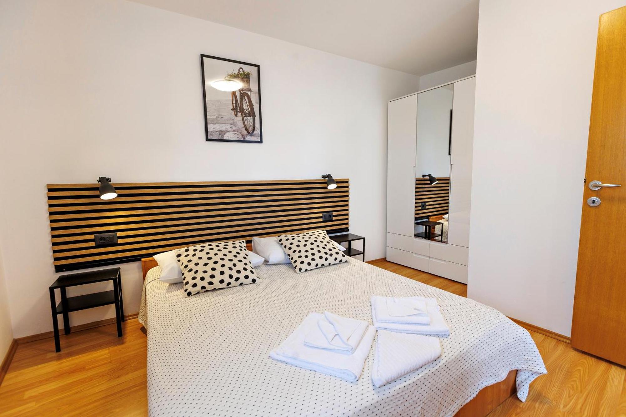 Apartments Baricevic Bol Bagian luar foto