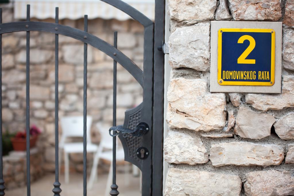 Apartments Baricevic Bol Bagian luar foto